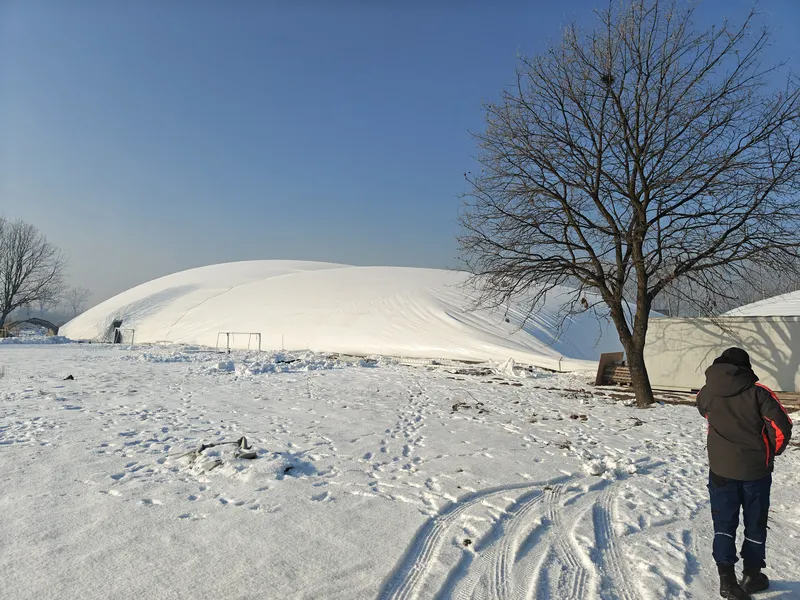 Hala Pneumatyczna Kraków — widok zewnętrzny kopuły zimą