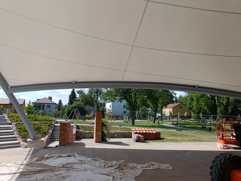 Amfiteatr Węgrów — membranowe zadaszenie sceny od spodu