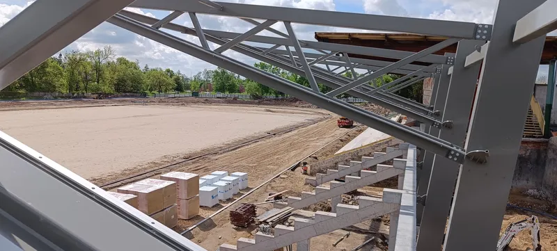 Stadion Zamość — konstrukcja stalowa zadaszenia w trakcie budowy